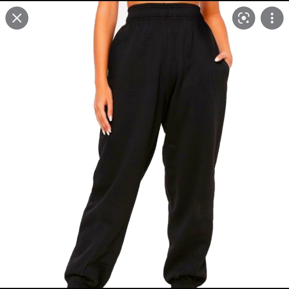 black sweatpants, no rips or discoloration, deep pockets.